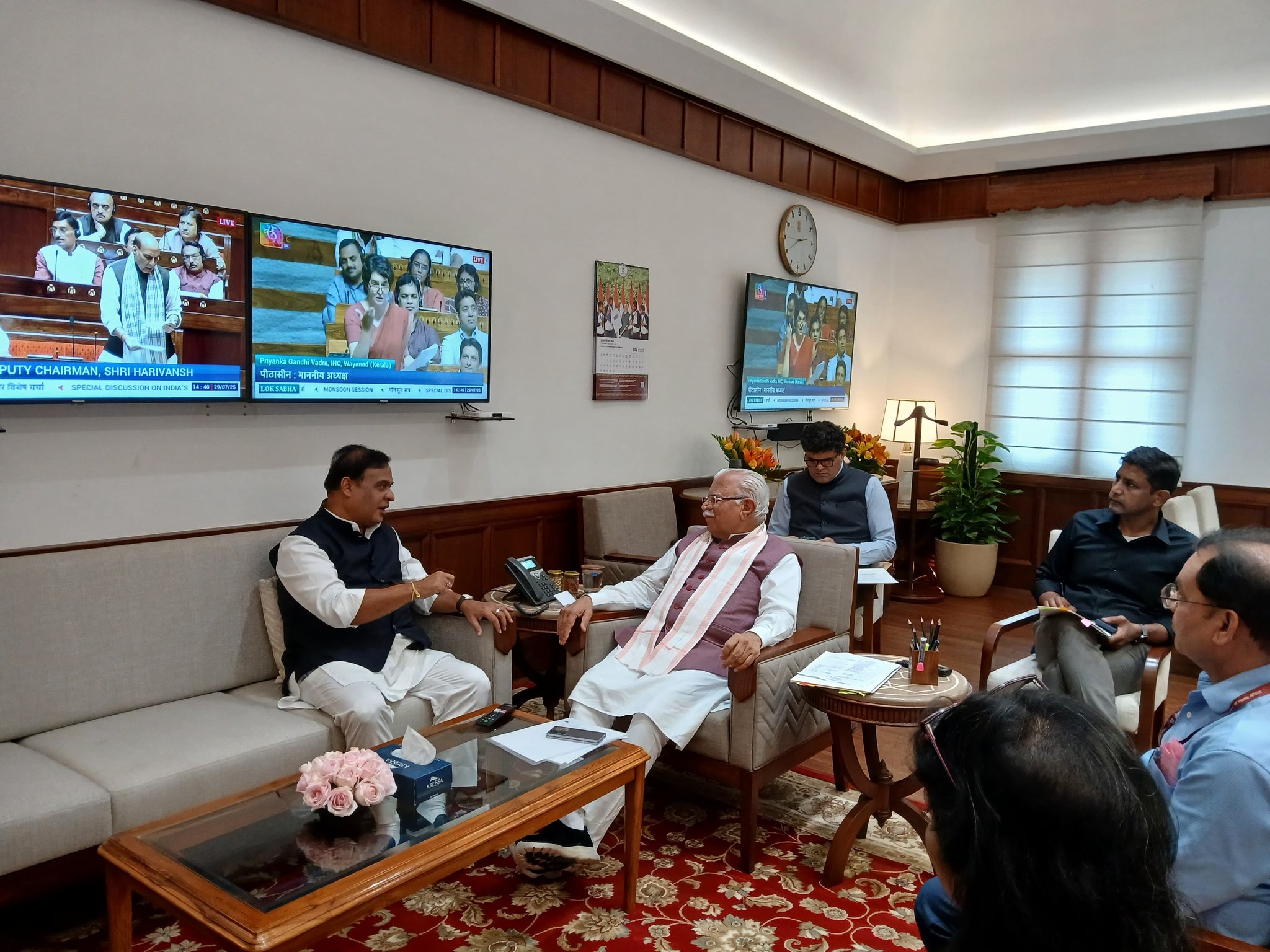 নতুন দিল্লীত কেন্দ্রীয় মন্ত্ৰী মনোহৰ লালক সাক্ষাৎ মুখ্যমন্ত্ৰী ড০ হিমন্ত বিশ্ব শৰ্মাৰ
