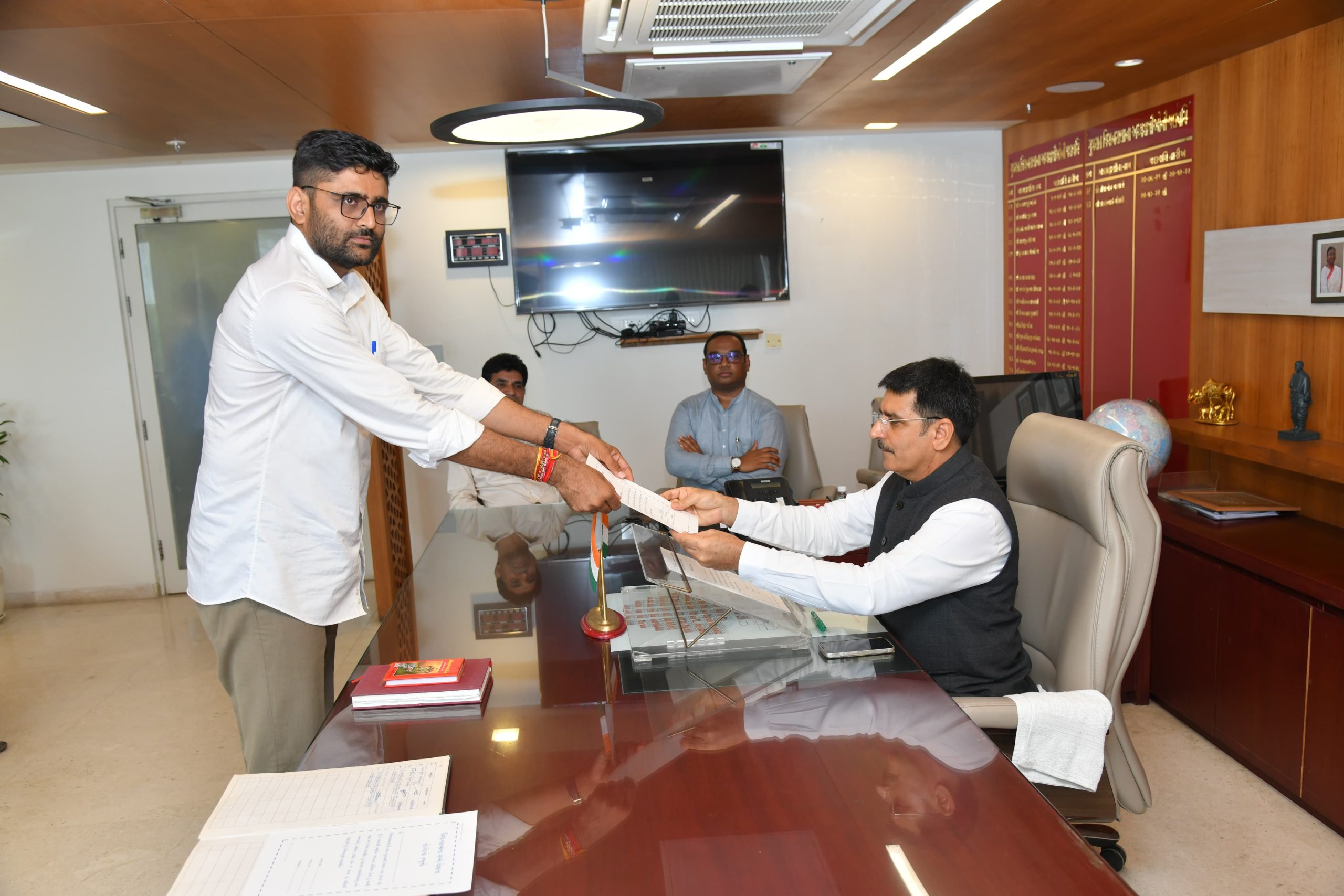 ગુજરાત વિધાનસભાના અધ્યક્ષ શંકરભાઈ ચૌધરીએ આજે વિધાનસભા ખાતે કડી અને વિસાવદરના નવનિયુકત ધારાસભ્યોને શપથગ્રહણ કરાવ્યા