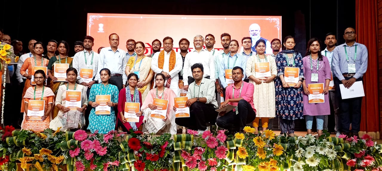 ১৬তম রোজগার মেলায় কলকাতার বিসি রায় অডিটরিয়ামে আয়োজিত এক অনুষ্ঠানে বিশেষভাবে সক্ষম এক জন সহ মোট ২১৫ জনের হাতে নিয়োগ পত্র তুলে দেন শিক্ষা প্রতিমন্ত্রী।