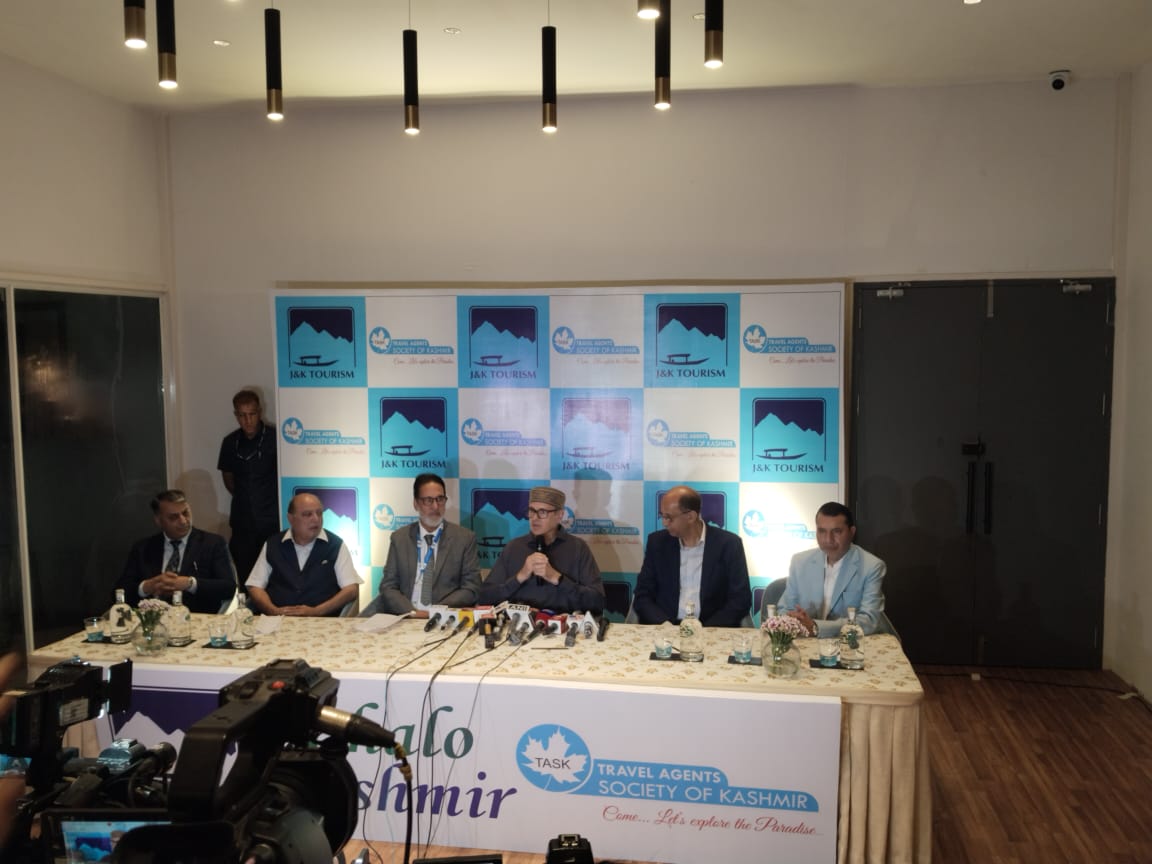 জম্মু কাশ্মীরকে ফের পূর্ণ রাজ্যের মর্যাদা দেওয়ার দাবি তুলেছেন সেখানকার মুখ্যমন্ত্রী ওমর আবদুল্লা।