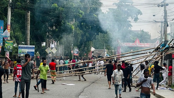 বাংলাদেশের প্রাক্তন প্রধানমন্ত্রী শেখ হাসিনার জেলা গোপালগঞ্জে ন্যাশনাল সিটিজেন পার্টি -NCP আয়োজিত এক সমাবেশকে কেন্দ্র করে হামলা এবং সংঘর্ষে অন্তত চারজন প্রাণ হারিয়েছেন বলে জানিয়েছে।