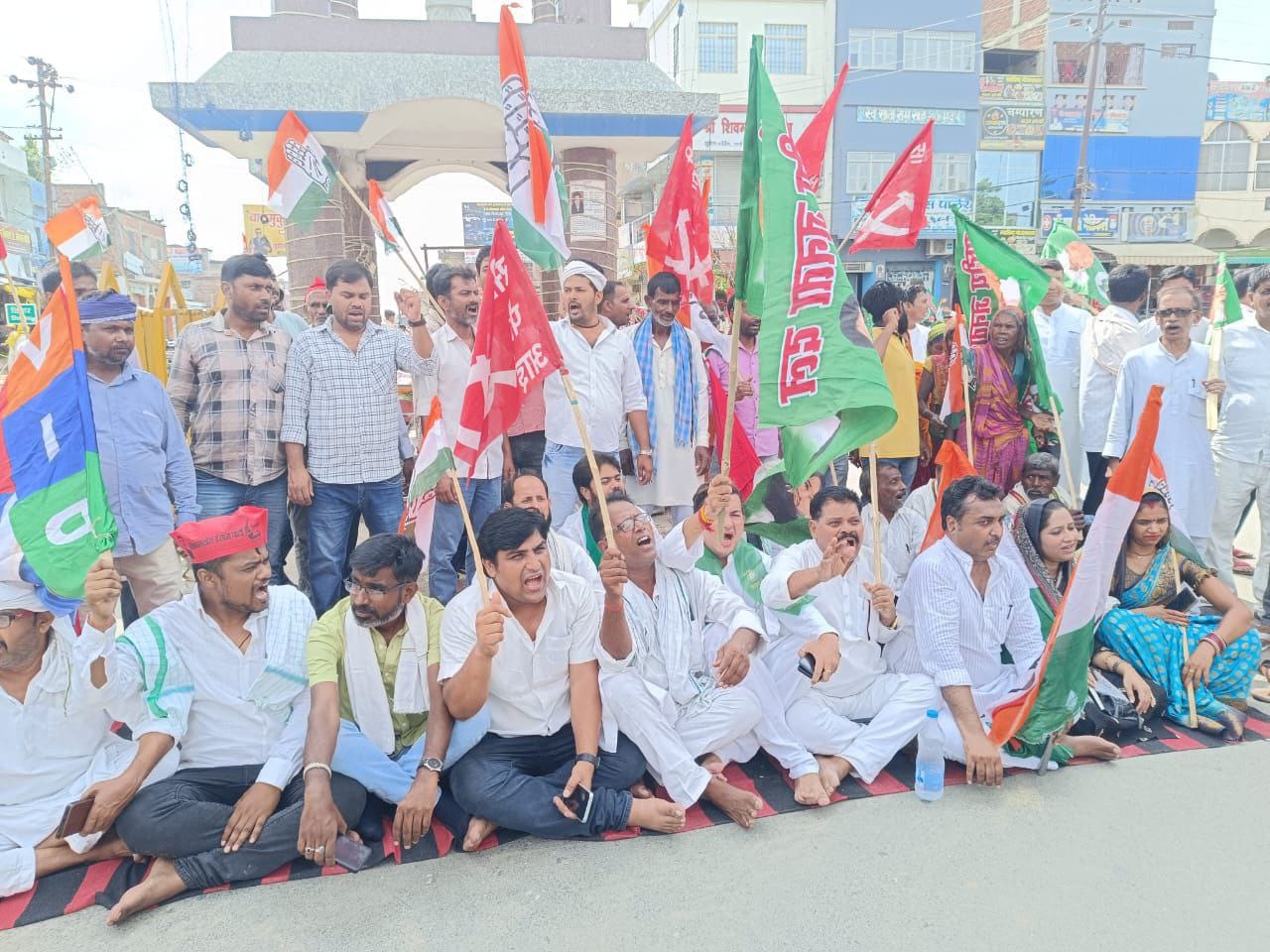 बिहार: राजद-कांग्रेस के नेतृत्व वाले महागठबंधन के आह्वान पर बिहार बंद का दिखा मिला-जुला असर