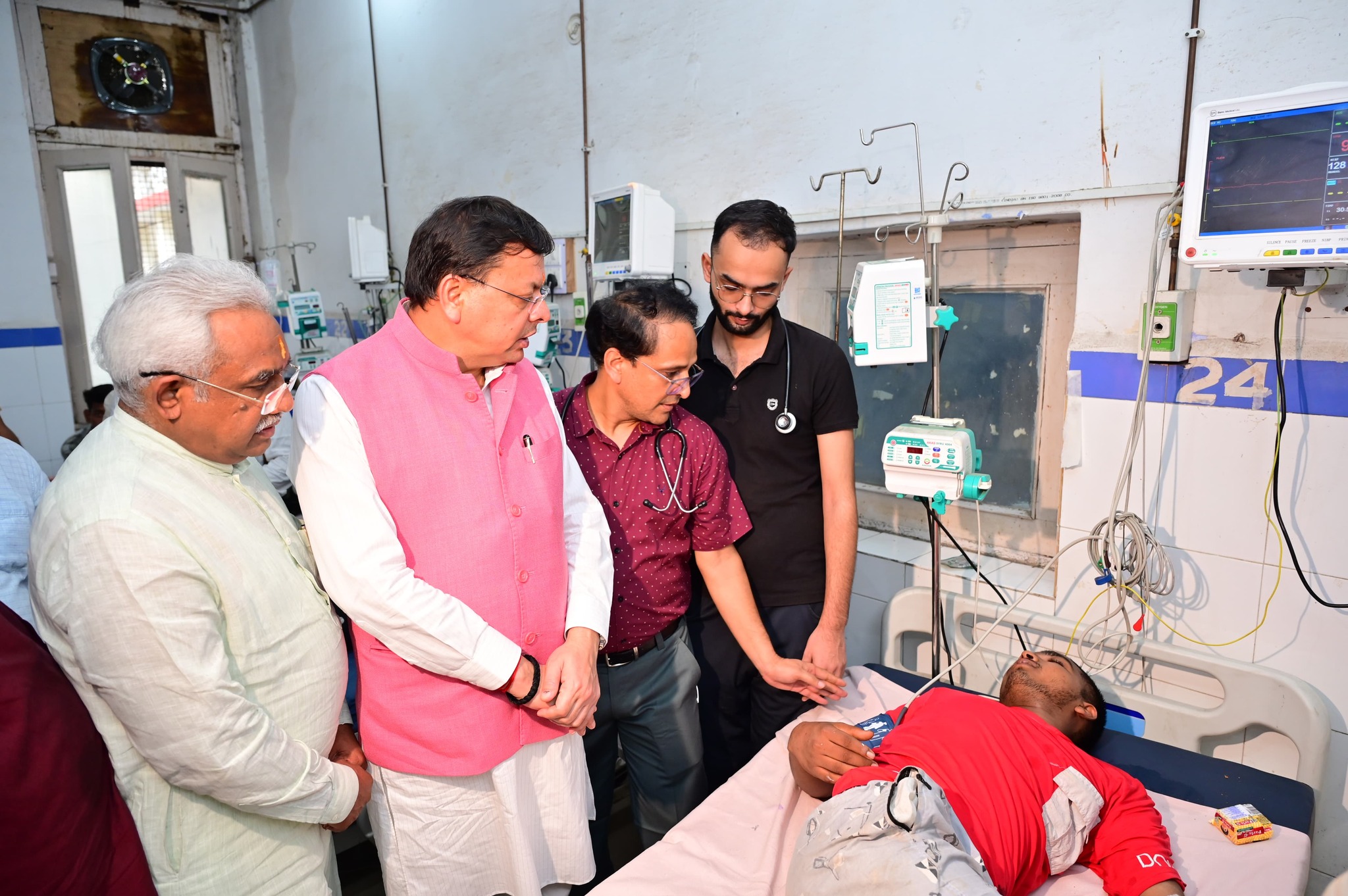 मुख्यमंत्री पुष्कर सिंह धामी ने मनसा देवी मंदिर पैदल मार्ग पर हुई भगदड़ में घायल लोगों का हालचाल जाना