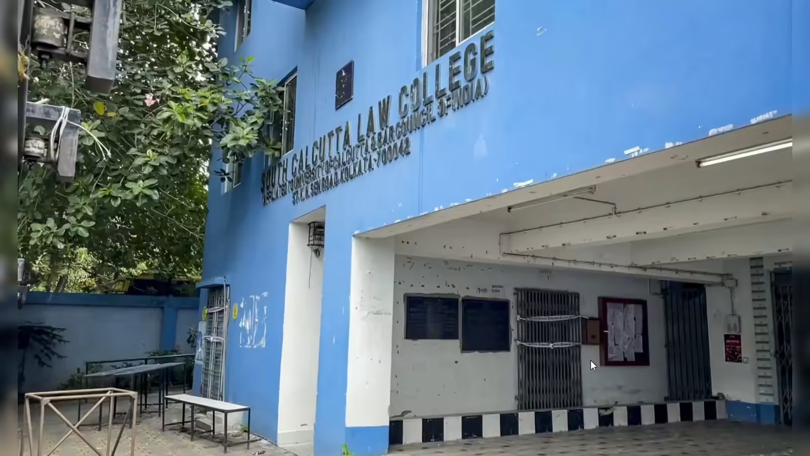 প্রায় এক সপ্তাহ বন্ধ থাকার পর কসবার দক্ষিণ কলকাতা ল কলেজ আজ খুলেছে।