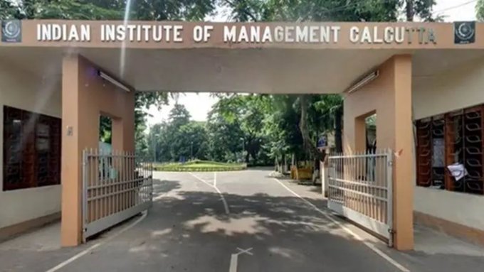 কলকাতার জোকা IIM–এ তরুণীকে যৌন নির্যাতনের অভিযোগে ধৃত মূল অভিযুক্ত পরমানন্দ তোপওয়াকারকে আজ আলিপুর আদালতে তোলা হলে তাকে ১৯শে জুলাই পর্যন্ত পুলিশ হেফাজতের নির্দেশ দেওয়া হয়েছে।
