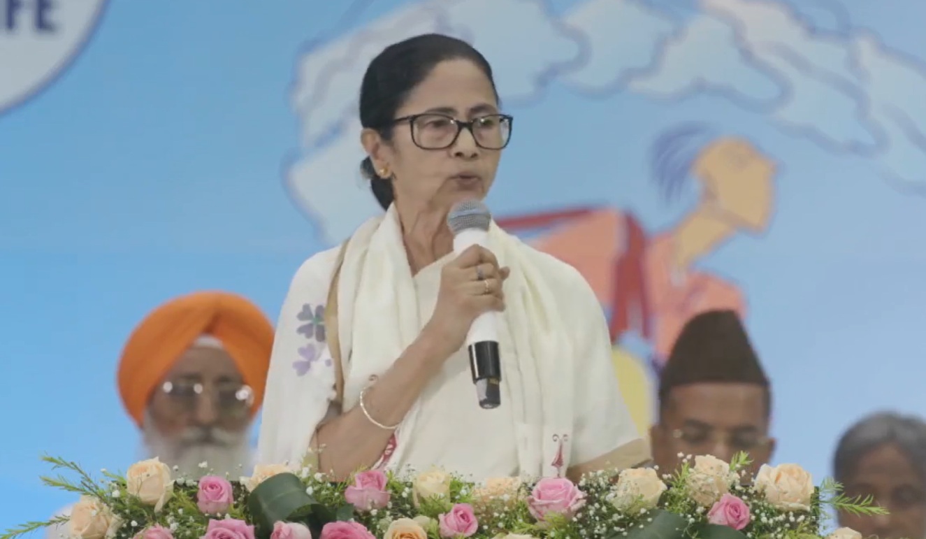 রাজ্য সরকার এবছর দুর্গা পুজোর অনুদান আরও ২৫ হাজার টাকা করে বাড়ানোর কথা ঘোষণা করেছে।