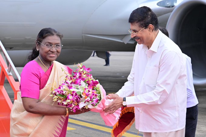 দুদিনীয়া ভ্রমণসূচীৰে ৰাষ্ট্ৰপতি শ্ৰীমতী দ্রৌপদী মুৰ্মু আজি ভূৱনেশ্বৰত উপস্থিত