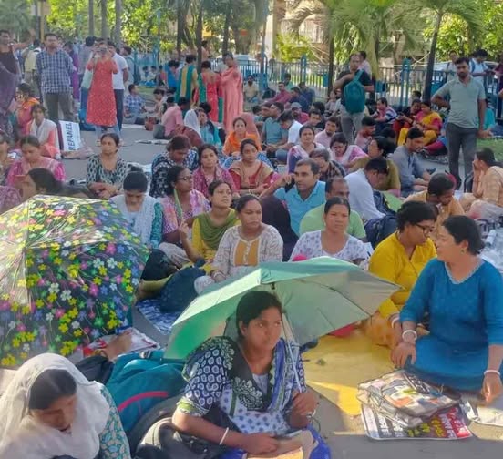 চাকরিহারা শিক্ষক-শিক্ষিকাদের অনশন কর্মসূচিতে আজ যোগ দেবেন সমাজের বিভিন্ন ক্ষেত্রের বিশিষ্ট ব্যক্তিরা।