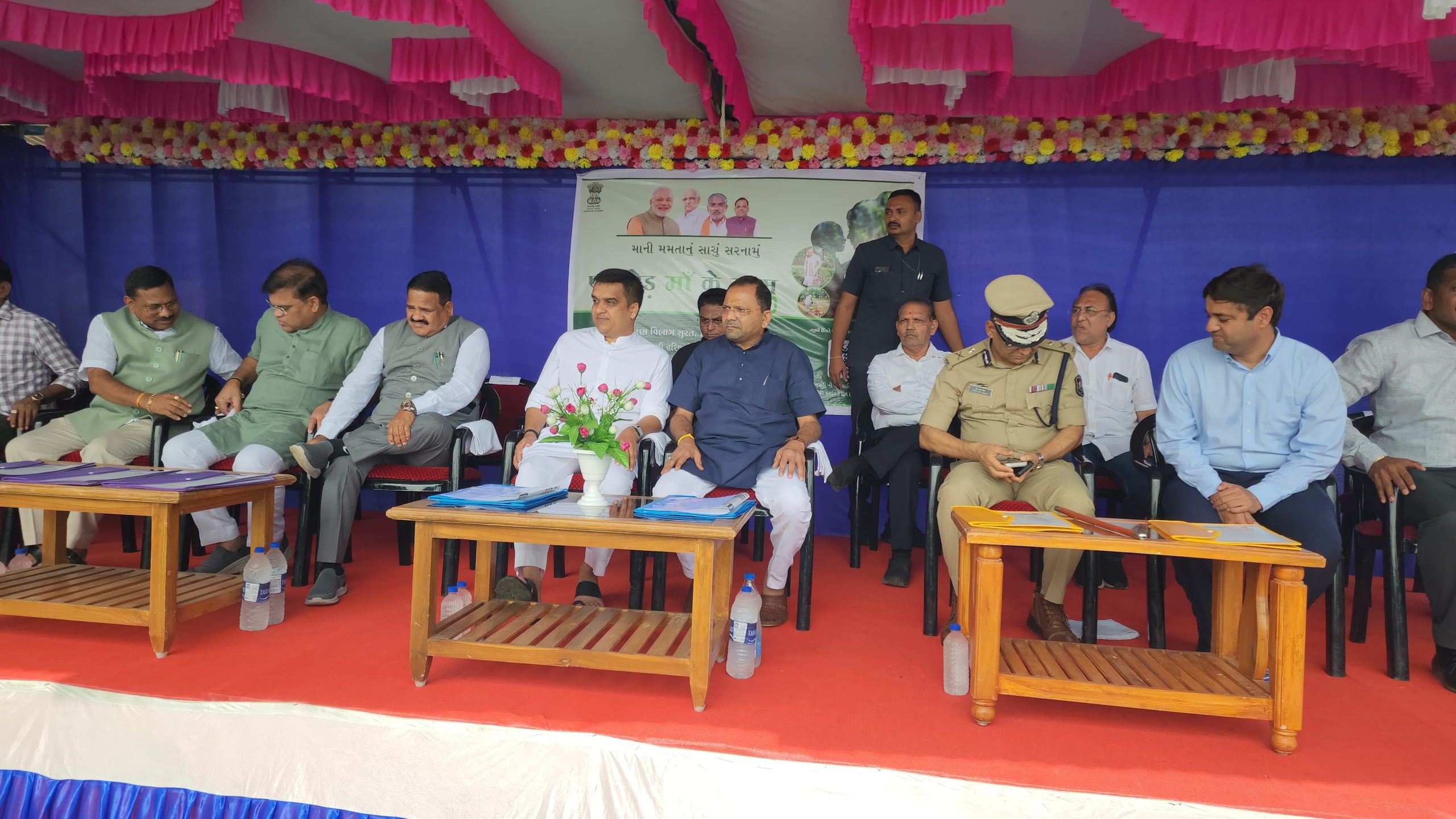 ગૃહ રાજ્યમંત્રી હર્ષ સંઘવીની ઉપસ્થિતિમાં તાપી જિલ્લાના વ્યારા અને સોનગઢ ખાતે એક પેડ મા કે નામ અંતર્ગત વૃક્ષારોપણ કરાયું