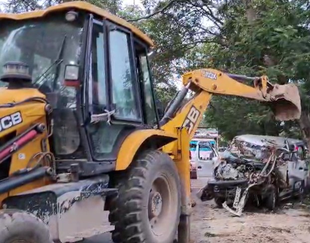 છોટાઉદેપુર જિલ્લાના બોડેલીના પીઠા ગામ પાસે કાર ઝાડ સાથે અથડાતા એકનું મોત