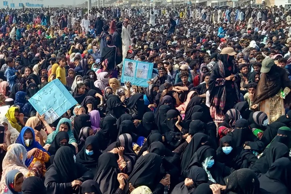 Balochistan: Pakistani soldiers assault peaceful protesters in Kech
