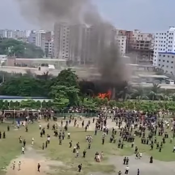 বাংলাদেশের স্কুল ক্যাম্পাসে বায়ুসেনার বিমান ভেঙে পড়ার ঘটনায় মৃতের সংখ্যা বেড়ে হয়েছে ২৭
