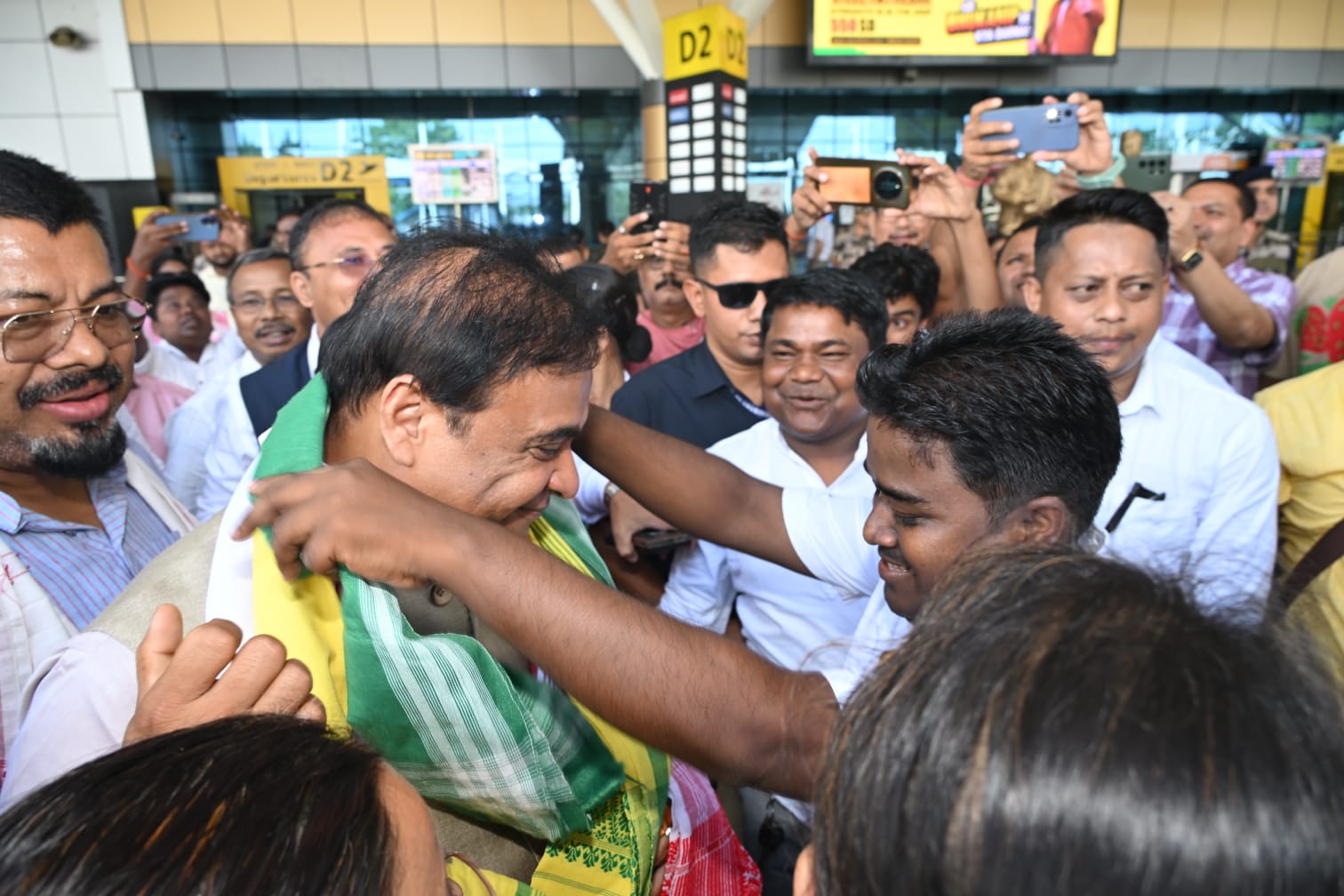 ডিব্ৰুগড়ৰ মুখ্যমন্ত্ৰী সচিবালয়ত, সোণাৰি, নাওবৈচা আৰু টিংখাং বিধানসভা সমষ্টিৰ পৰ্যালোচনা বৈঠকত মুখ্যমন্ত্ৰী ড০ হিমন্ত বিশ্ব শৰ্মাৰ অংশগ্ৰহণ