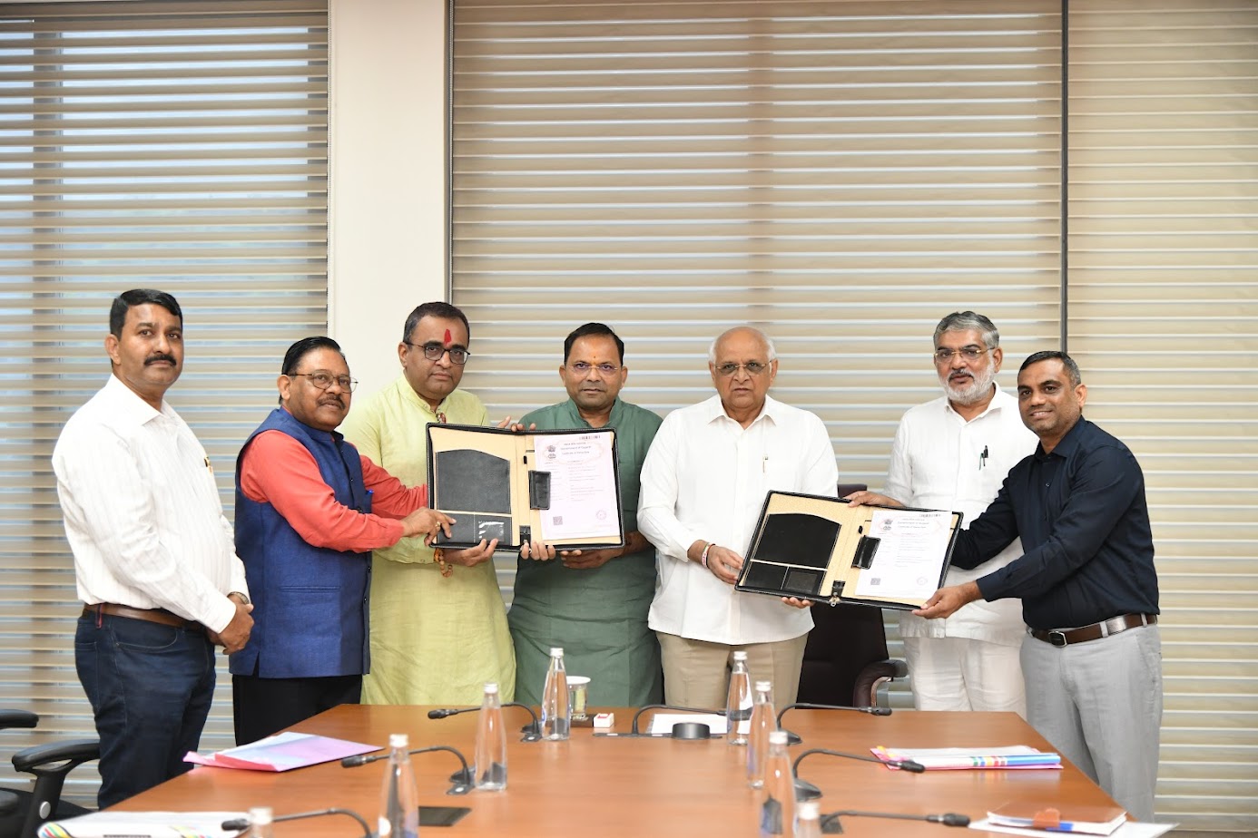 હરિત આવરણ વધારવા જિલ્લાઓમાં માર્ગની બંને બાજુ 7 લાખથી વધુ રોપા વાવવામાં આવશે.