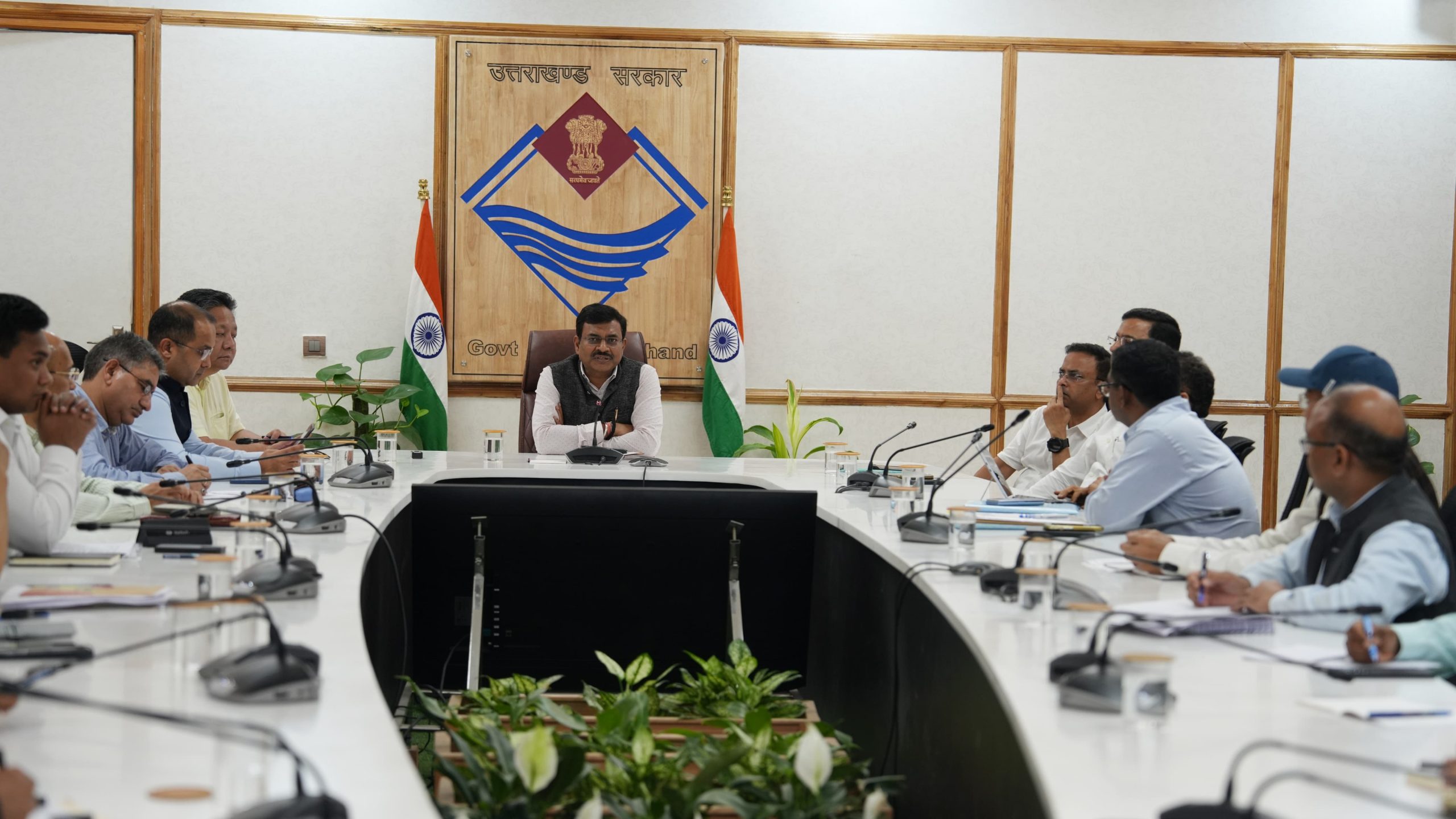 उत्तराखंड के मुख्य सचिव आनंद बर्धन ने सचिव स्तर की समीक्षा बैठक में सभी विभागों को विभिन्न योजनाओं और कार्यों के प्रभावी क्रियान्वयन के निर्देश दिये