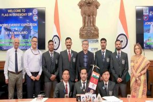 रक्षा सचिव राजेश कुमार सिंह ने आज नई दिल्ली में एवरेस्ट पर्वत और किलिमंजारो पर्वतारोहण अभियानों को औपचारिक रूप से रवाना किया