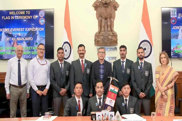 रक्षा सचिव राजेश कुमार सिंह ने आज नई दिल्ली में एवरेस्ट पर्वत और किलिमंजारो पर्वतारोहण अभियानों को औपचारिक रूप से रवाना किया