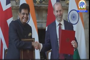 भारत और ब्रिटेन ने मुक्त व्यापार समझौते पर हस्ताक्षर किए : प्रधानमंत्री मोदी ने इसे द्विपक्षीय संबंधों में ऐतिहासिक दिन बताया