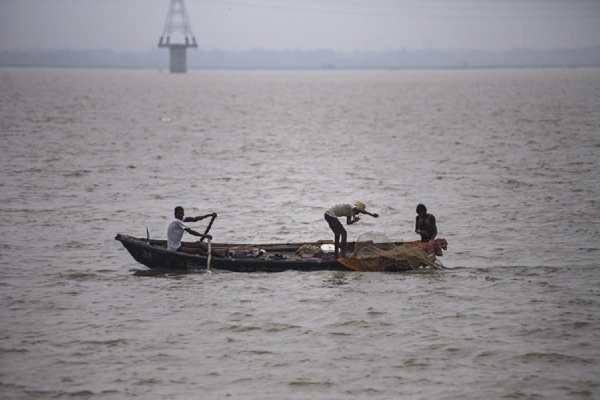 માછીમારીની સિઝન બંધ હોવાને કારણે પોરબંદરના માછીમારો બોટનું સમારકામ કરાવીને અન્યને રોજગારી આપી રહ્યાં છે