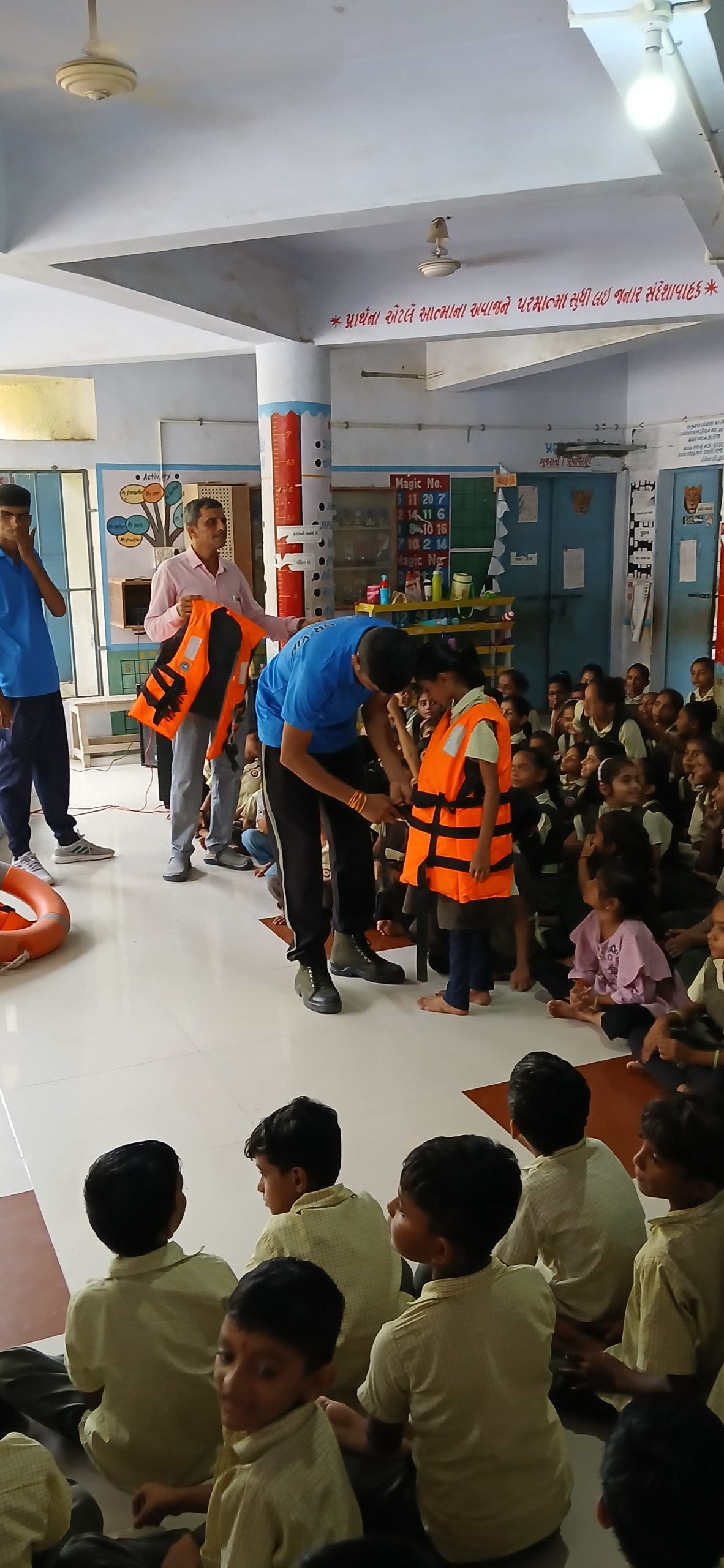 ગીર સોમનાથ જિલ્લાની દુદાણા પ્રાથમિક શાળા ખાતે આપત્તિના સમય દરમિયાન ઉપયોગી સાધનોનું નિર્દેશન યોજાયું