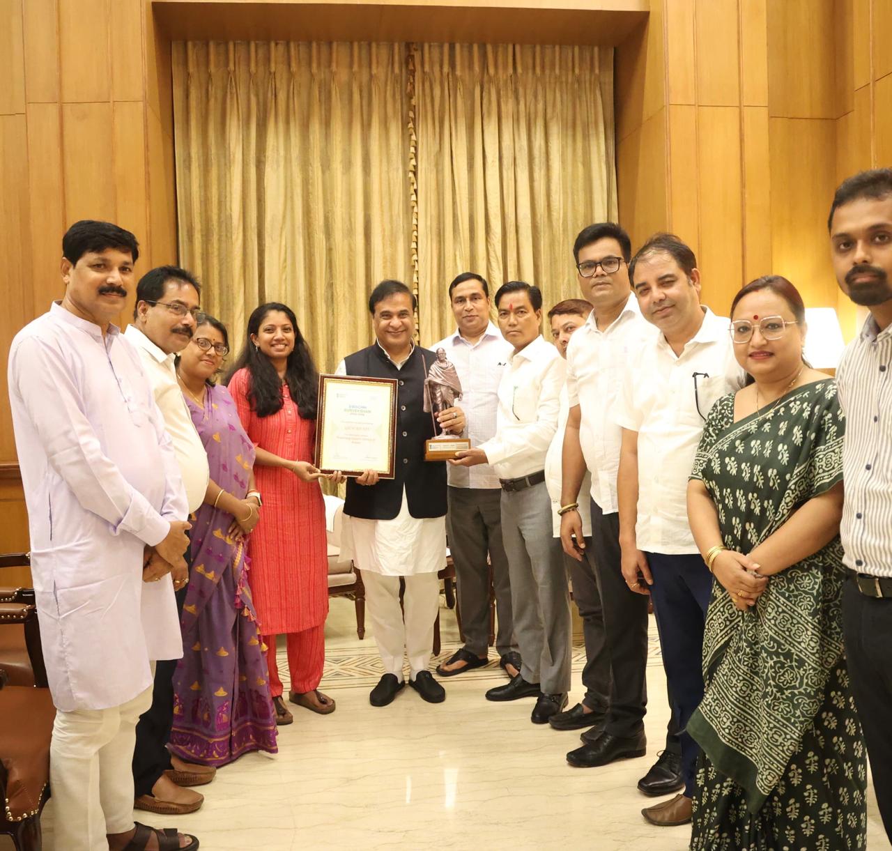 মুখ্যমন্ত্রী ড° হিমন্ত বিশ্ব শৰ্মাক সাক্ষাৎ মন্ত্ৰী জয়ন্ত মল্লবৰুৱা, মেয়ৰ মৃগেন শৰণীয়া, পৌৰ আয়ুক্ত ড০ এম এছ লক্ষ্মীপ্রিয়াৰ