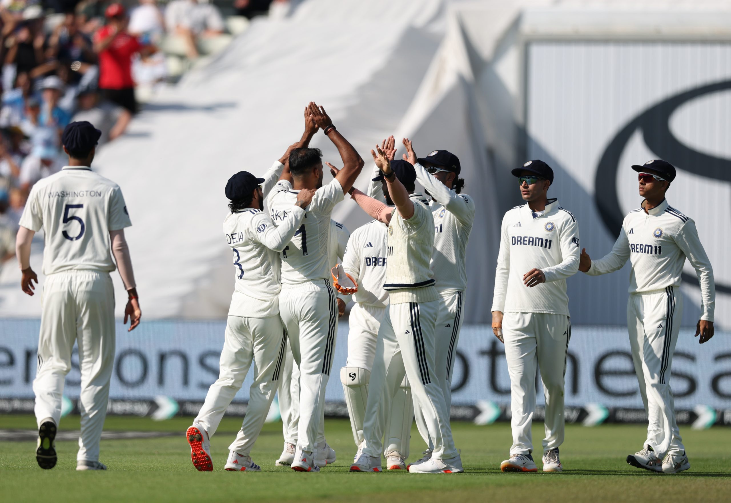 کرکٹ میں، برمنگھم کے Edgbaston میں بھارت اور انگلینڈ کے درمیان دوسرے ٹیسٹ میچ کے تیسرے دن آج انگلینڈ اپنے کَل کے اسکور 3 وکٹ پر 77 رن سے آگے کھیلنا شروع کرے گا۔
