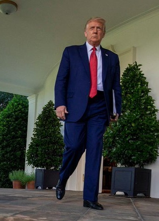 अमेरिकी राष्ट्रपति डॉनल्‍ड ट्रंप ने सीरिया से प्रतिबंध हटाने के आदेश पर किए हस्ताक्षर