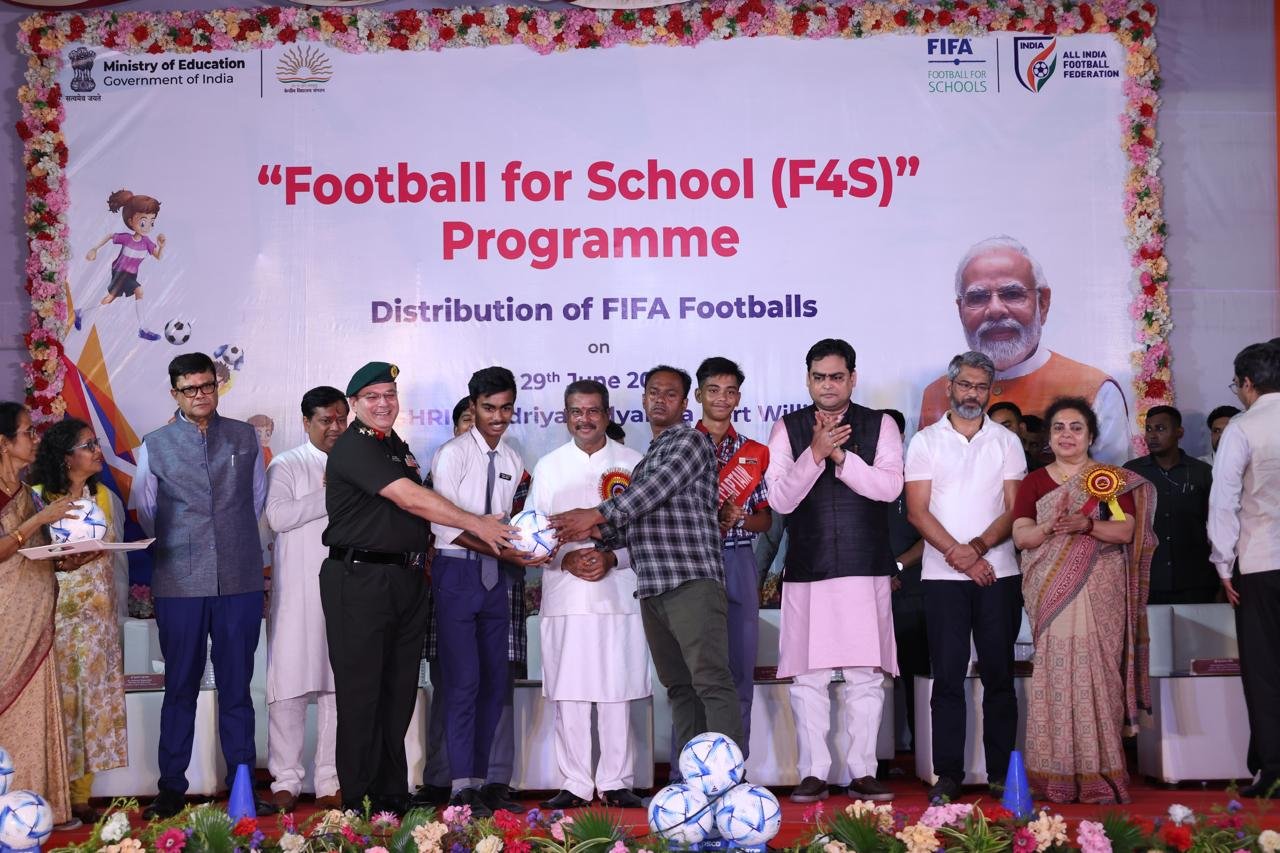 केंद्रीय मंत्री धर्मेंद्र प्रधान ने स्कूलों में खेल भावना को बढ़ावा देने के लिए 10 लाख फुटबॉल वितर‍ित किए जाने की घोषणा की