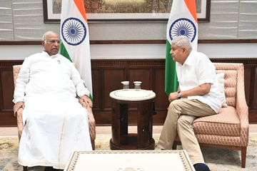 विरोधी पक्षनेते मल्लिकार्जुन खरगे यांनी उपराष्ट्रपती जगदीप धनखड यांची घेतली  भेट