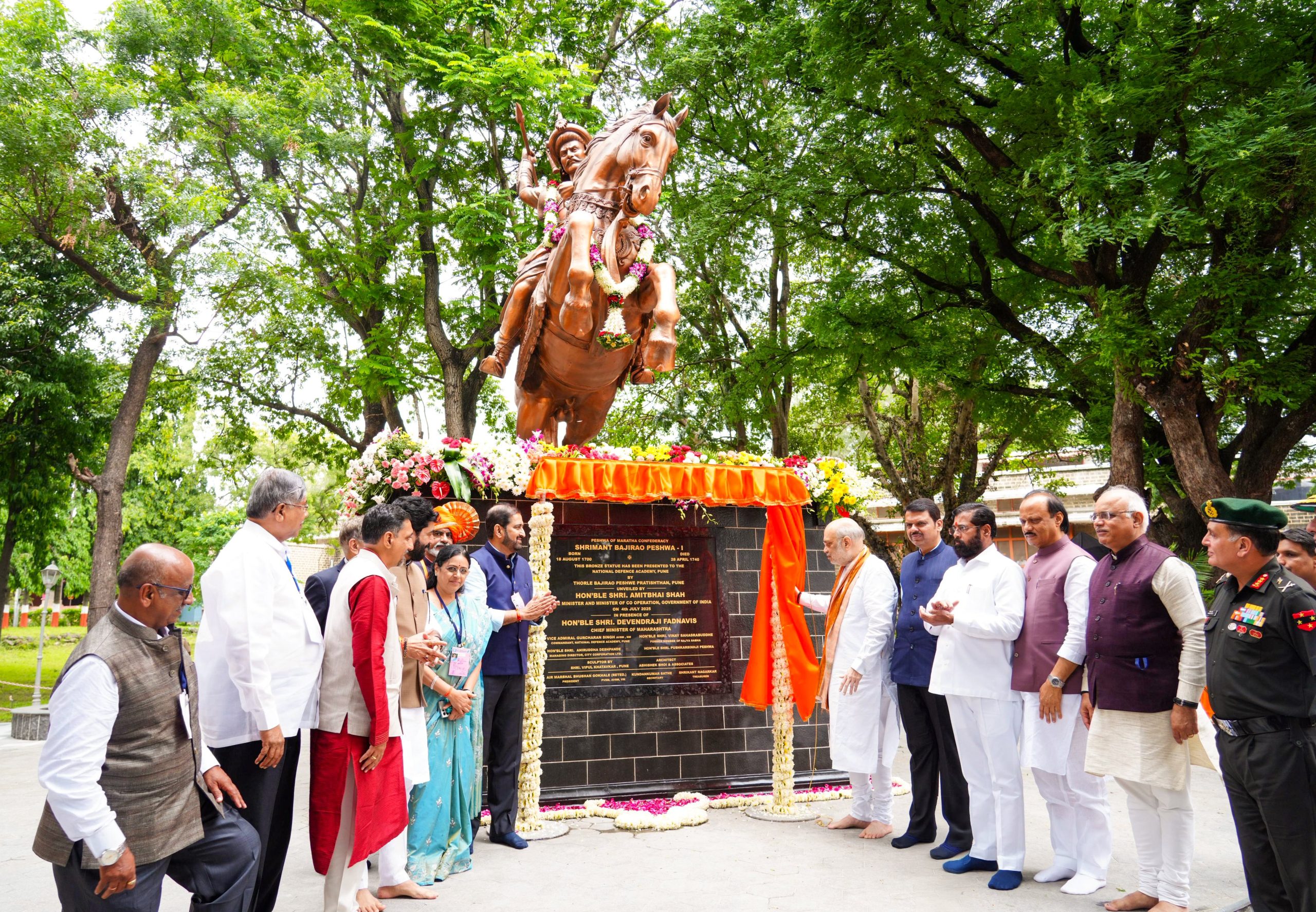 केंद्रीय गृहमंत्री अमित शहा यांनी थोरले बाजीराव पेशवे यांच्या अश्वारूढ पुतळ्याचं केलं अनावरण.