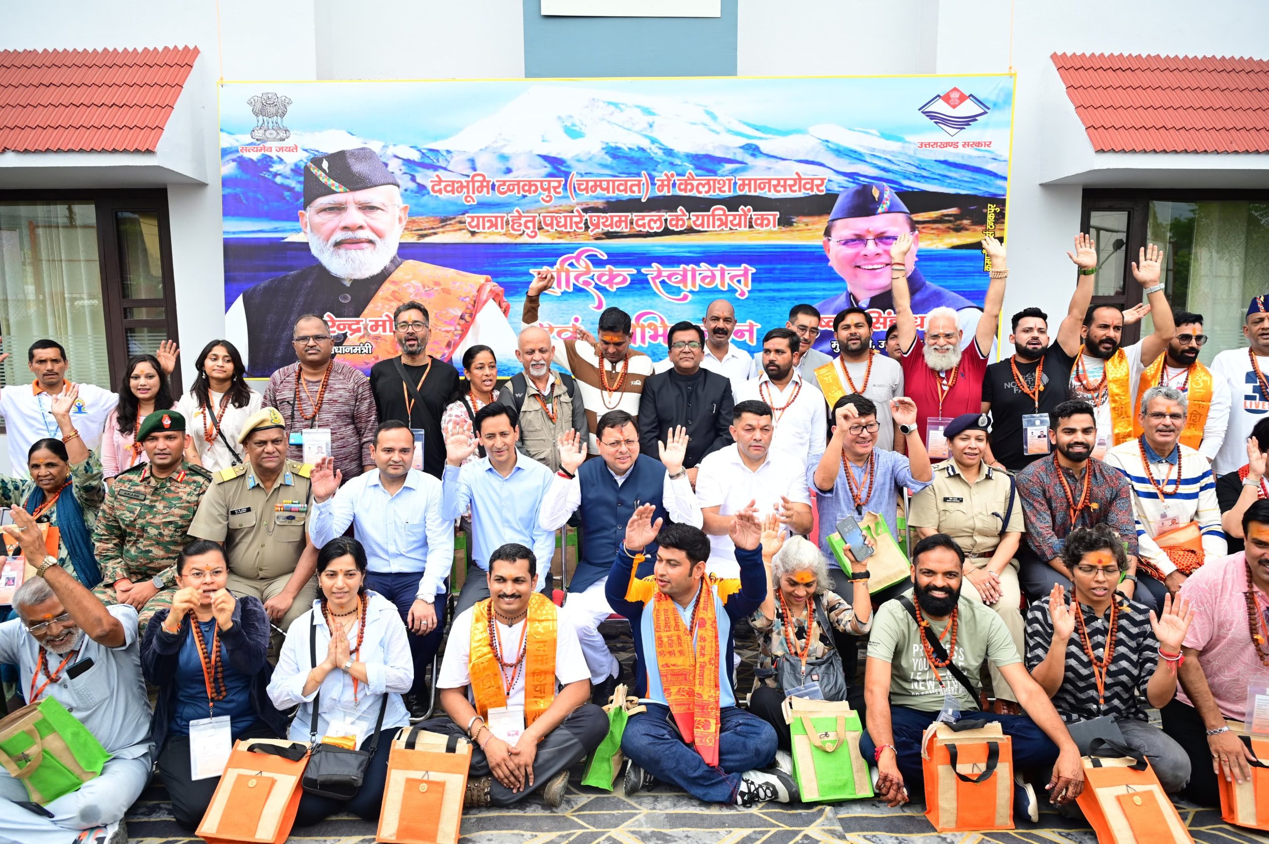 मुख्यमंत्री पुष्कर सिंह धामी ने टनकपुर से कैलाश मानसरोवर यात्रा के पहले दल को हरी झंडी दिखाकर किया रवाना 