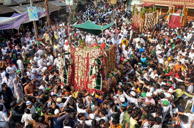 आज मुहर्रम है, पैगम्बर मुहम्मद के पोते हज़रत इमाम हुसैन और उनके शागिर्दों की शहादत की याद में मनाया जाता है यह दिन