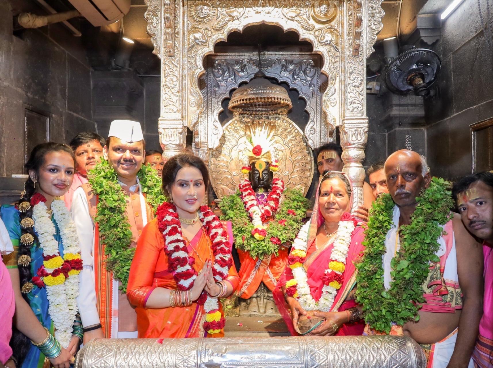 पंढरपुरात मुख्यमंत्र्यांच्या हस्ते शासकीय महापूजा संपन्न, राज्यावरची संकटं दूर करण्याची शक्ती देण्याचं विठ्ठलचरणी साकडं