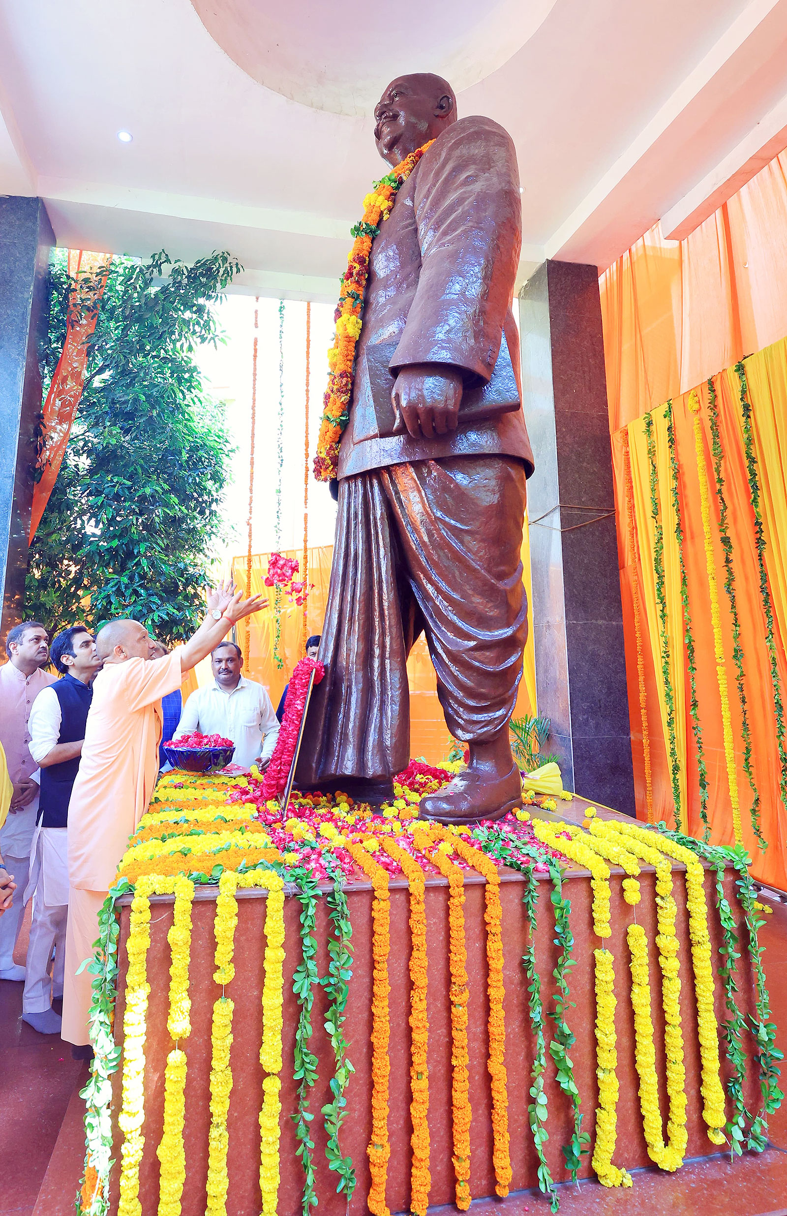 उत्तरप्रदेश: मुख्यमंत्री योगी आदित्यनाथ ने भारतीय जनसंघ के संस्थापक डॉक्टर श्यामा प्रसाद मुखर्जी को श्रद्धांजलि अर्पित की