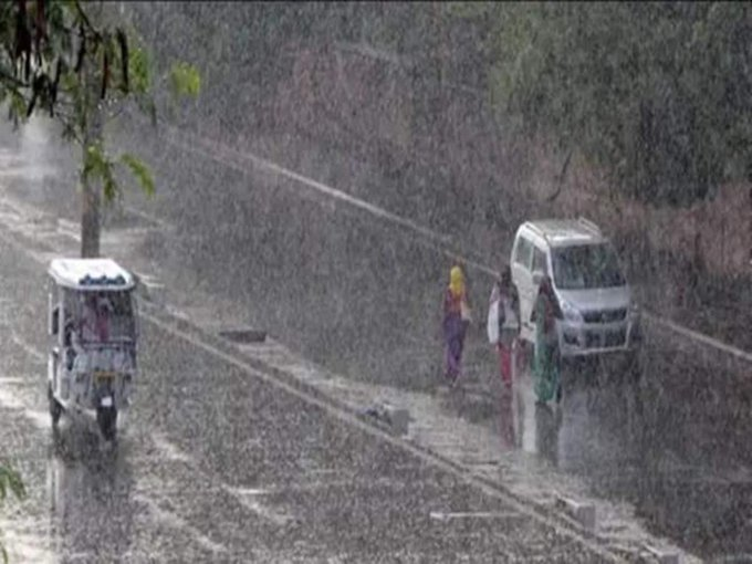 آج دلی کے کچھ حصوں میں تیز بارش ہوئی ہے، جس کے سبب لوگوں کو جھلسادینے والی گرمی سے کافی راحت ملی ہے۔