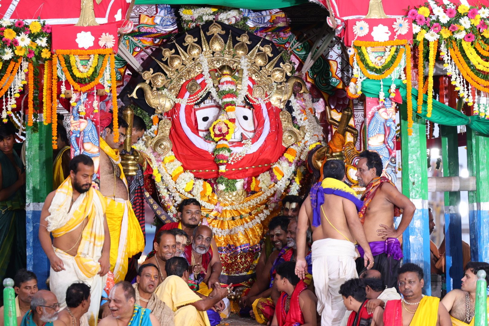 भगवान जगन्नाथ और उनके भाई-बहन ने रथ से श्रद्धालुओं के समक्ष सुना बेशा अर्थात स्वर्ण वेशभूषा में दर्शन दिए