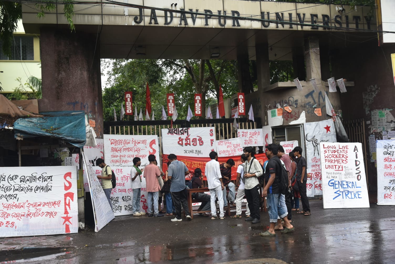 पश्चिम बंगाल में मजदूर यूनियनों का भारत बंद, 17 सूत्री मांगों को लेकर प्रदर्शन