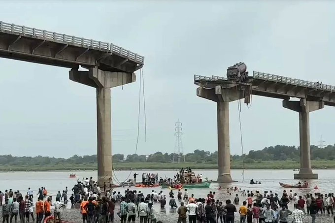 গুজরাতের ভদোদরায় গম্ভীরা সেতু দুর্ঘটনায় মৃতের সংখ্যা বেড়ে হয়েছে ১৫।