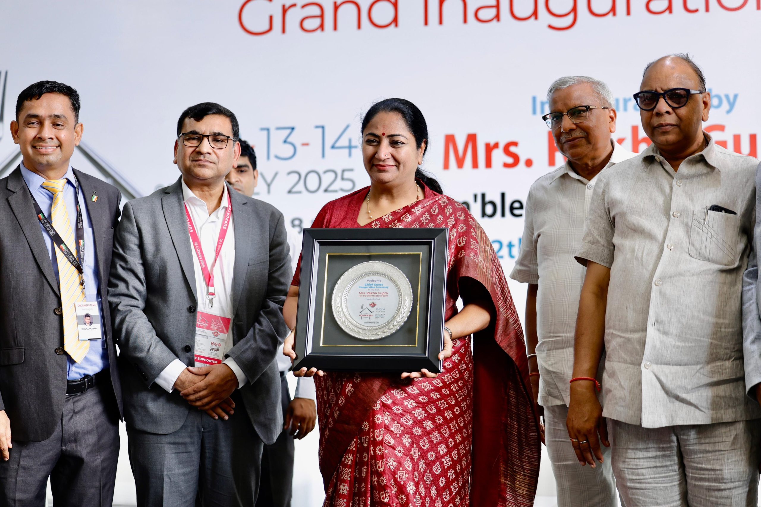 दिल्ली की मुख्यमंत्री रेखा गुप्ता ने प्रगति मैदान में आयोजित इंडियन हाउसवेयर प्रदर्शनी का किया शुभारंभ