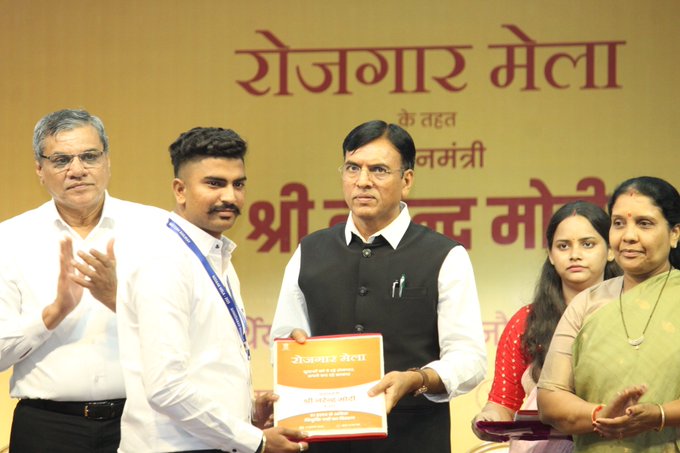 પ્રધાનમંત્રી નરેન્દ્ર મોદીએ 51 હજારથી વધુ નિમણૂક પત્રોનું વર્ચ્યુઅલી વિતરણ કર્યું-રાજ્યના રોજગાર મેળાઓમાં કેન્દ્રીય મંત્રીઓ હાજર રહ્યા