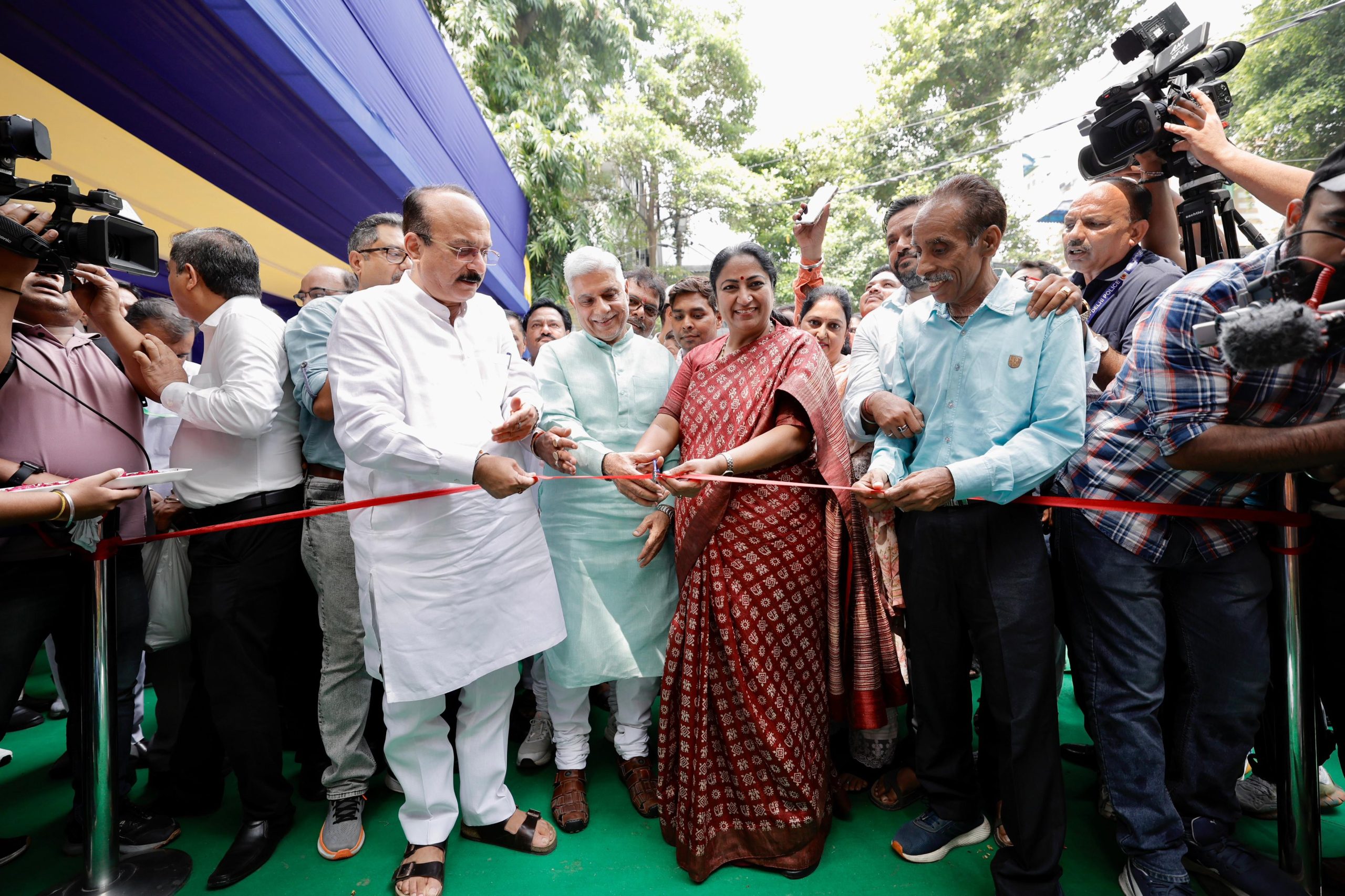 दिल्ली की मुख्यमंत्री रेखा गुप्ता ने ओवरहेड बिजली की तारों को भूमिगत करने के पायलट प्रोजेक्ट का किया शुभारंभ