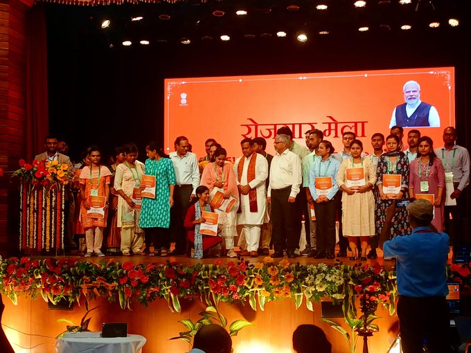 सियालदाह रोजगार मेले में केंद्रीय राज्य मंत्री डॉ. सुकांत मजूमदार ने 25 नवनियुक्त कर्मियों को सौंपे नियुक्ति-पत्र