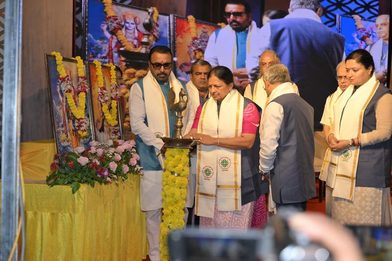 केंद्रीय आयुष मंत्री प्रताप राव जाधव ने गुजरात के जामनगर स्थित आयुर्वेद शिक्षण और अनुसंधान संस्थान के दीक्षांत समारोह को संबोधित किया