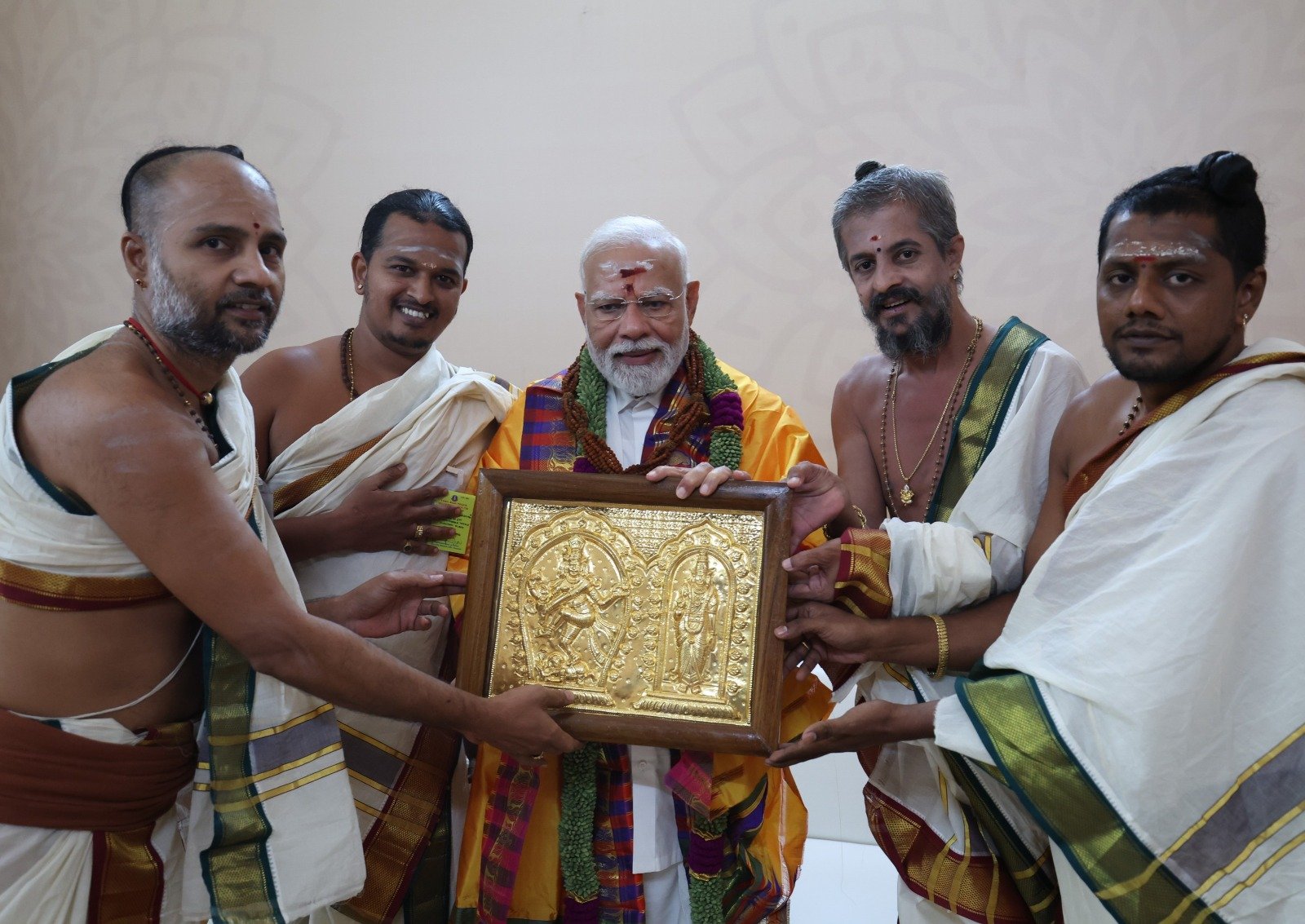 प्रधानमंत्री नरेंद्र मोदी ने तमिलनाडु की गंगईकोंडा चोलपुरम मंदिर में की प्रार्थना