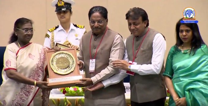 રાષ્ટ્રપતિ દ્રૌપદી મુર્મૂએ આજે નવી દિલ્હીમાં સ્વચ્છતા ક્ષેત્રે ઉત્કૃષ્ટ પ્રદર્શન કરનારા રાજ્યો અને શહેરોને “સ્વચ્છ સર્વેક્ષણ પુરસ્કાર” એનાયત કર્યાં.