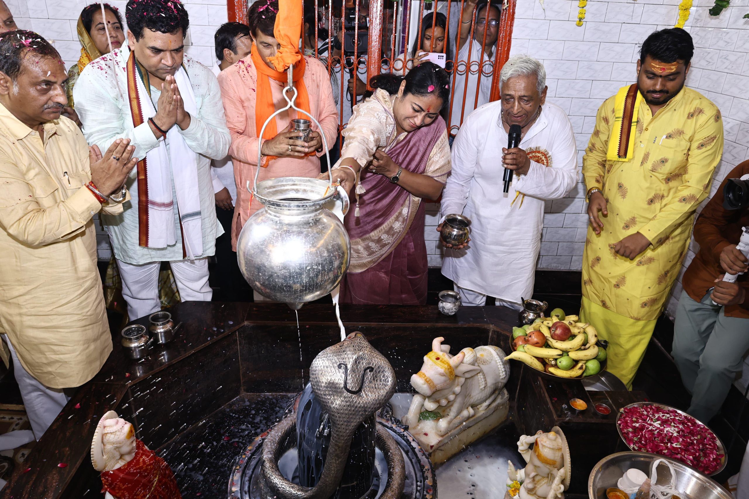 दिल्ली की मुख्यमंत्री रेखा गुप्ता ने कांवड़ शिविर का किया उद्घाटन