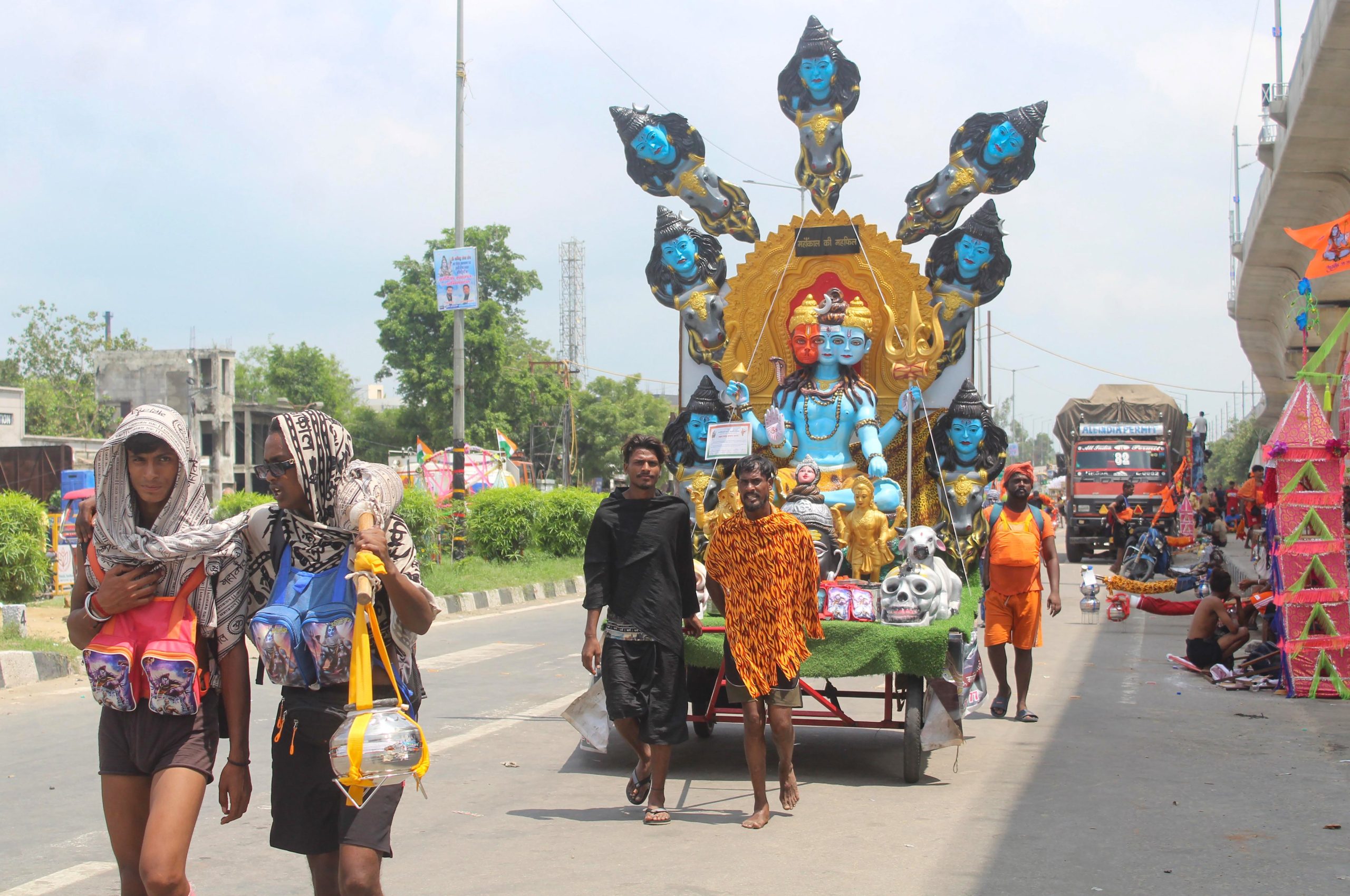 শ্রাবণ মাসের কানওয়ার উৎসবের শেষ পর্যায়ে বিপুল সংখ্যক তীর্থযাত্রী হরিদ্বারে পৌঁছেছেন।