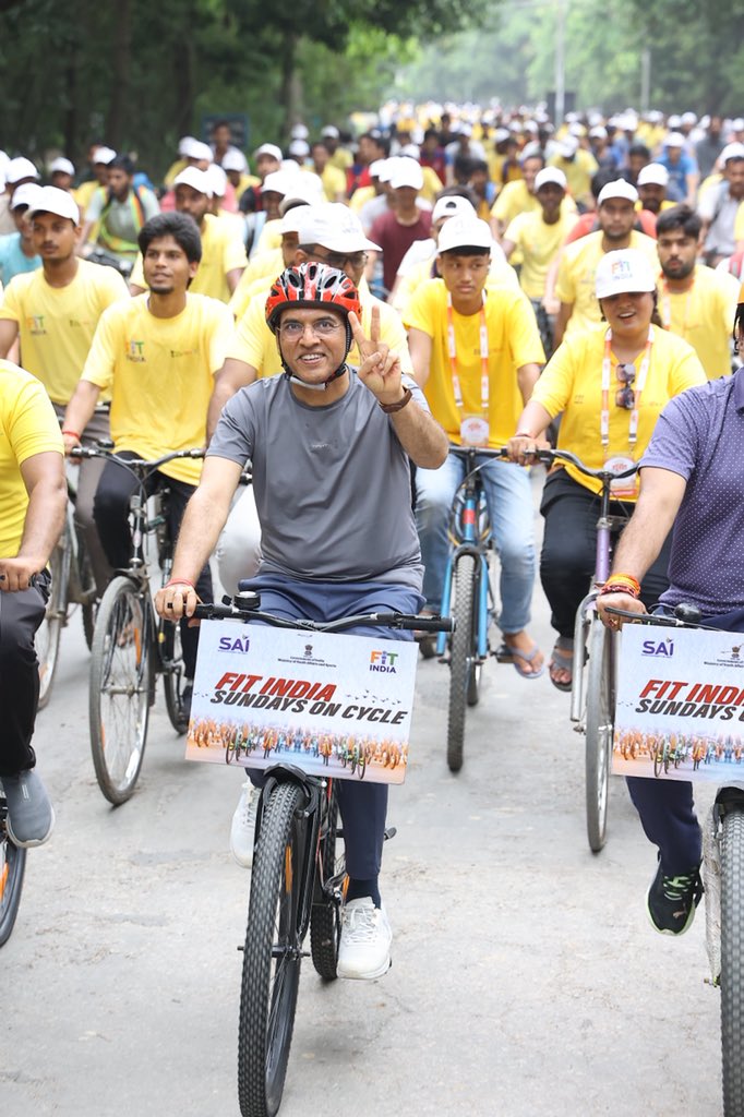 केंद्रीय मंत्री मनसुख मांडविया ने वाराणसी में काशी हिंदू विश्वविद्यालय में ‘फिट इंडिया संडे ऑन साइकिल’ अभियान में भाग लिया
