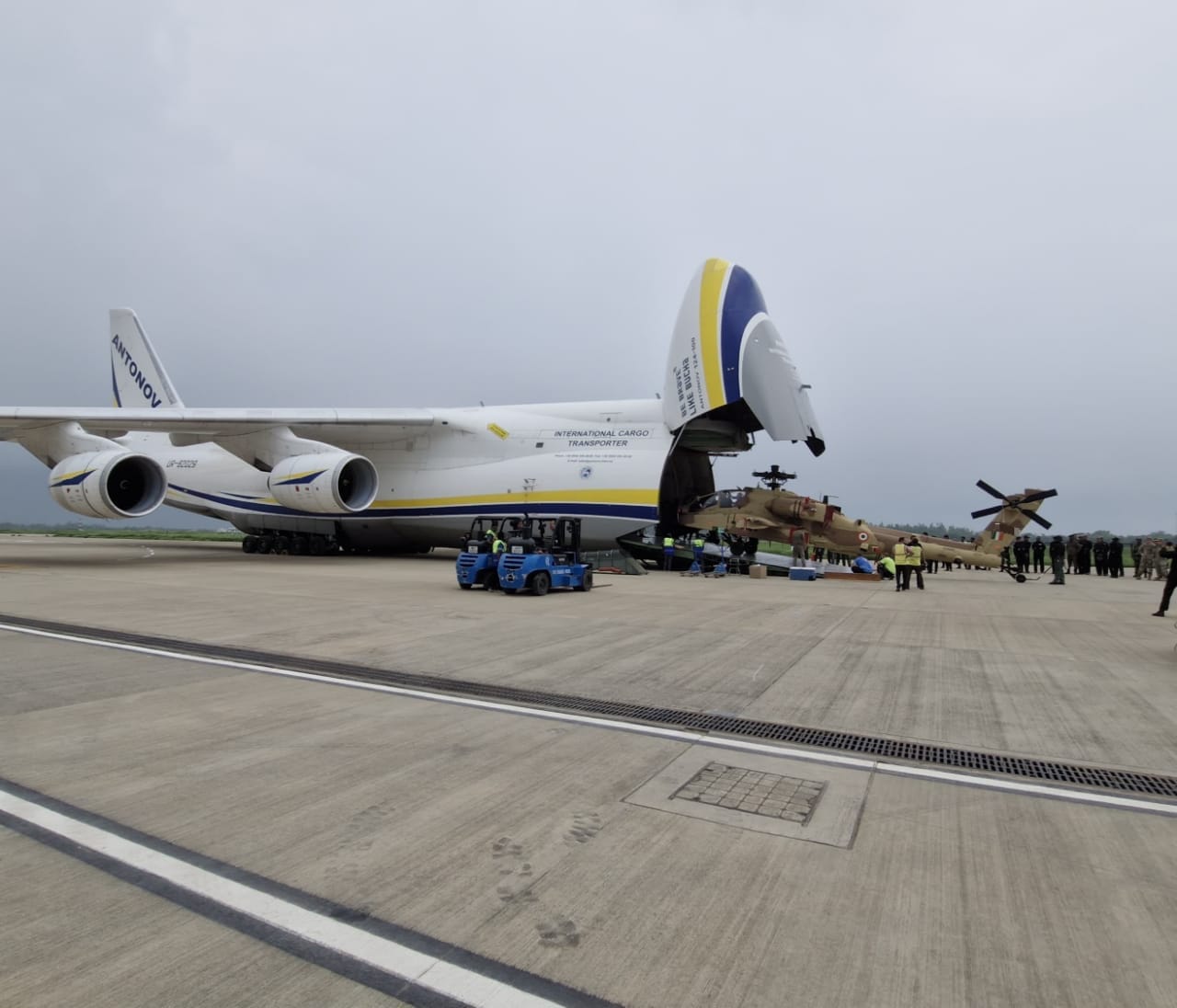 अपाचे हेलीकॉप्टरों की खेप के आगमन से देश की रक्षा क्षमताओं को मिलेगी मज़बूती: रक्षा मंत्री राजनाथ सिंह