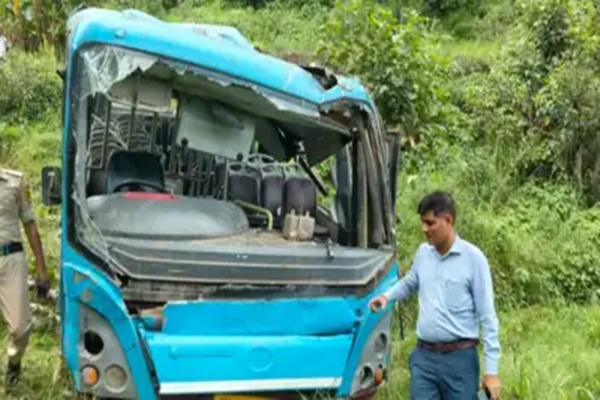 Himachal Pradesh : बस दरीत कोसळून ८ जणांचा मृत्यू, २१ जण जखमी